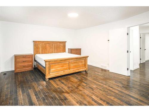 919 Shawnee Drive Sw, Calgary, AB - Indoor Photo Showing Bedroom