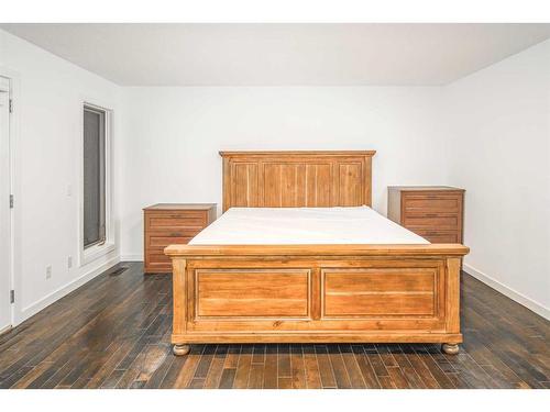 919 Shawnee Drive Sw, Calgary, AB - Indoor Photo Showing Bedroom