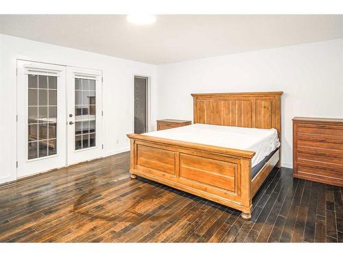 919 Shawnee Drive Sw, Calgary, AB - Indoor Photo Showing Bedroom