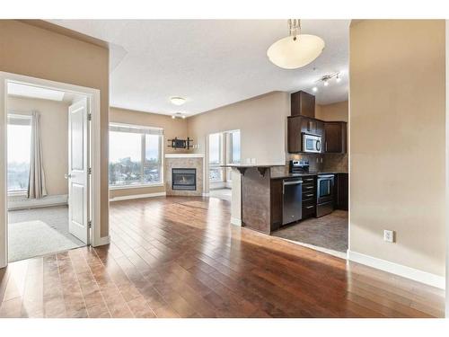 515-35 Inglewood Park Se, Calgary, AB - Indoor Photo Showing Kitchen With Fireplace