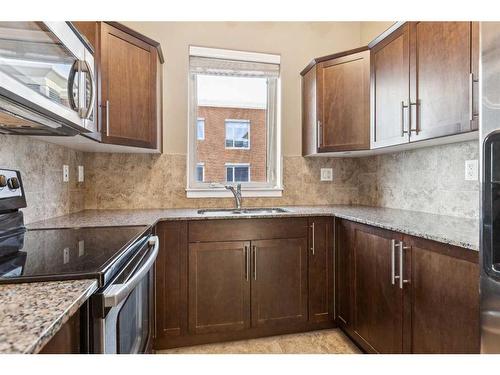 515-35 Inglewood Park Se, Calgary, AB - Indoor Photo Showing Kitchen With Double Sink