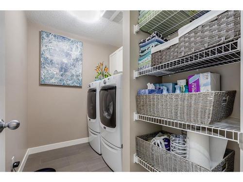 125 Cranbrook Villas Se, Calgary, AB - Indoor Photo Showing Laundry Room