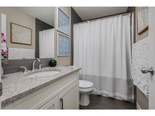 125 Cranbrook Villas Se, Calgary, AB - Indoor Photo Showing Bathroom