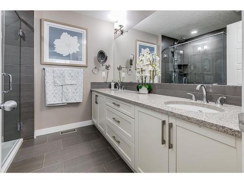 125 Cranbrook Villas Se, Calgary, AB - Indoor Photo Showing Bathroom