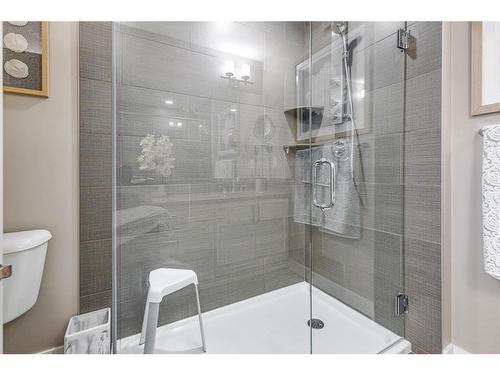 125 Cranbrook Villas Se, Calgary, AB - Indoor Photo Showing Bathroom