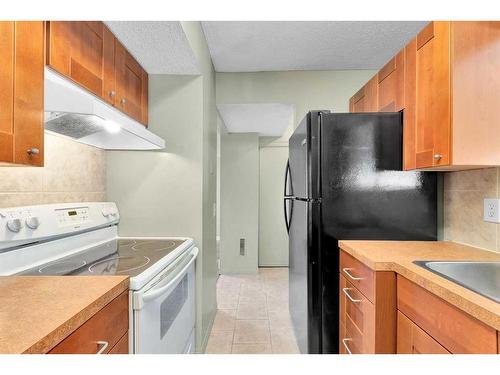 802-2520 Palliser Drive Sw, Calgary, AB - Indoor Photo Showing Kitchen