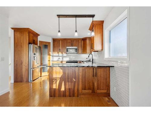 14 Deerview Heights Se, Calgary, AB - Indoor Photo Showing Kitchen