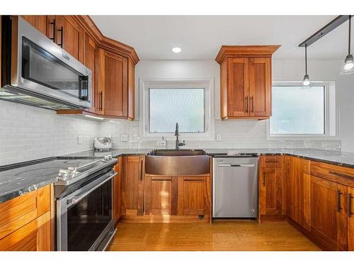 14 Deerview Heights Se, Calgary, AB - Indoor Photo Showing Kitchen With Stainless Steel Kitchen With Upgraded Kitchen