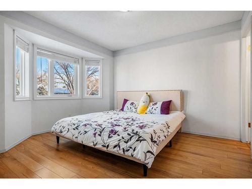 14 Deerview Heights Se, Calgary, AB - Indoor Photo Showing Bedroom