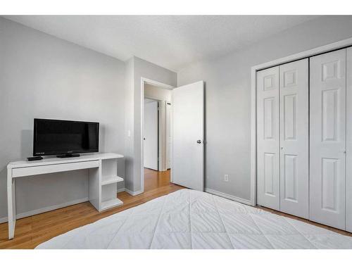 14 Deerview Heights Se, Calgary, AB - Indoor Photo Showing Bedroom