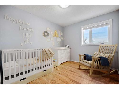 14 Deerview Heights Se, Calgary, AB - Indoor Photo Showing Bedroom