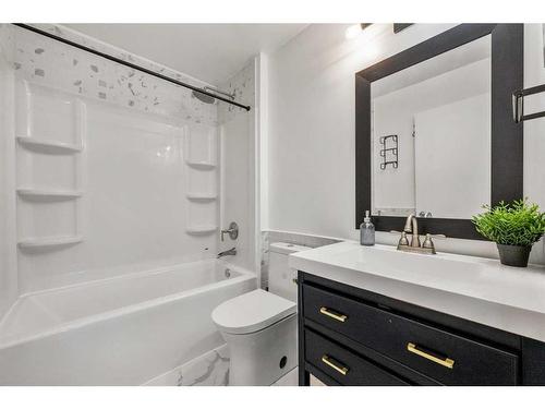 14 Deerview Heights Se, Calgary, AB - Indoor Photo Showing Bathroom