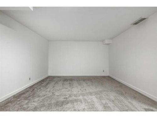 14 Deerview Heights Se, Calgary, AB - Indoor Photo Showing Other Room