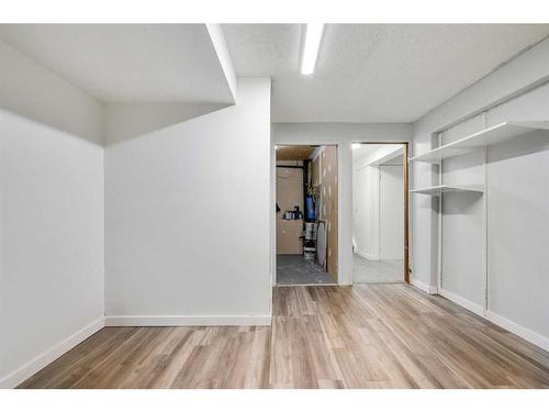 14 Deerview Heights Se, Calgary, AB - Indoor Photo Showing Other Room