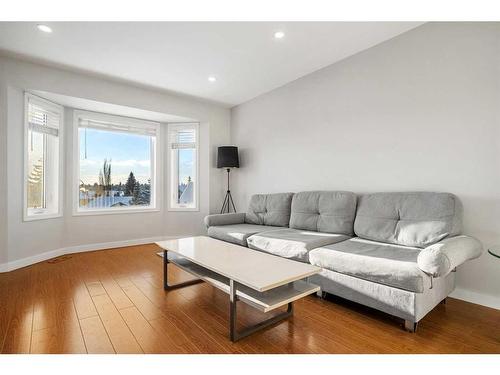 14 Deerview Heights Se, Calgary, AB - Indoor Photo Showing Living Room