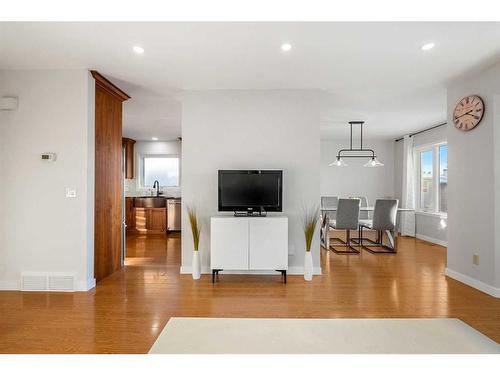 14 Deerview Heights Se, Calgary, AB - Indoor Photo Showing Living Room