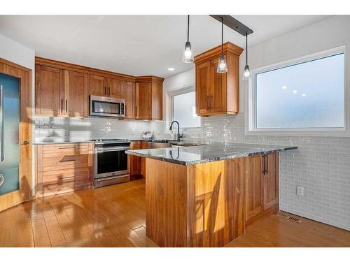 14 Deerview Heights Se, Calgary, AB - Indoor Photo Showing Kitchen