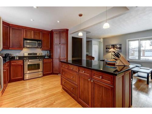 124 Haverhill Road Sw, Calgary, AB - Indoor Photo Showing Kitchen