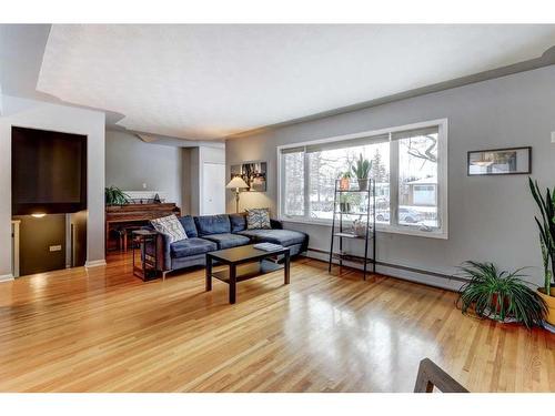 124 Haverhill Road Sw, Calgary, AB - Indoor Photo Showing Living Room