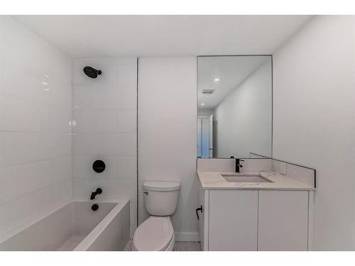 317-8505 Broadcast Avenue Sw, Calgary, AB - Indoor Photo Showing Bathroom