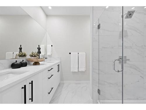 826 81 Street Sw, Calgary, AB - Indoor Photo Showing Bathroom