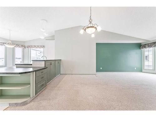 21 Strathmore Lakes Bay, Strathmore, AB - Indoor Photo Showing Kitchen