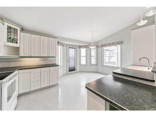 21 Strathmore Lakes Bay, Strathmore, AB - Indoor Photo Showing Kitchen