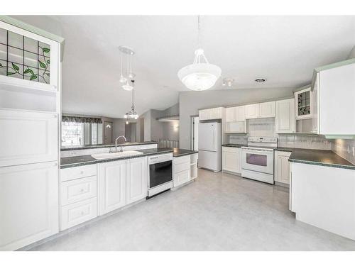 21 Strathmore Lakes Bay, Strathmore, AB - Indoor Photo Showing Kitchen