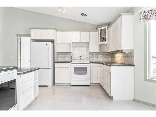 21 Strathmore Lakes Bay, Strathmore, AB - Indoor Photo Showing Kitchen