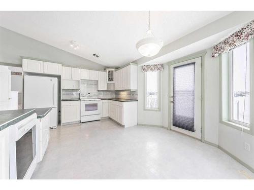 21 Strathmore Lakes Bay, Strathmore, AB - Indoor Photo Showing Kitchen