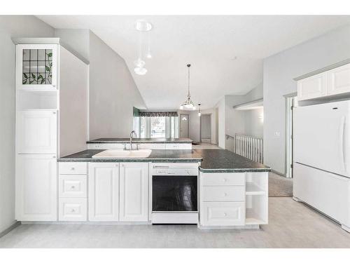 21 Strathmore Lakes Bay, Strathmore, AB - Indoor Photo Showing Kitchen