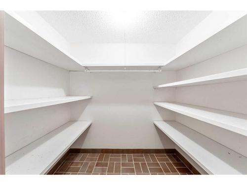 21 Strathmore Lakes Bay, Strathmore, AB - Indoor With Storage