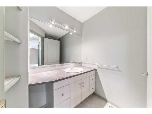 21 Strathmore Lakes Bay, Strathmore, AB - Indoor Photo Showing Bathroom