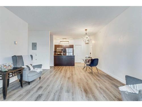 504-315 3 Street Se, Calgary, AB - Indoor Photo Showing Living Room