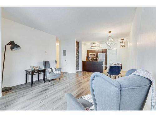 504-315 3 Street Se, Calgary, AB - Indoor Photo Showing Living Room