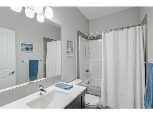 217 Lucas Crescent Nw, Calgary, AB - Indoor Photo Showing Bathroom