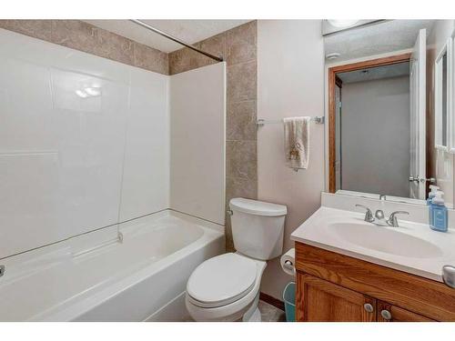 106 Royal Birch Gardens Nw, Calgary, AB - Indoor Photo Showing Bathroom