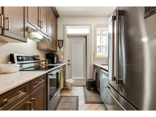 58 Lucas Cove Nw, Calgary, AB - Indoor Photo Showing Kitchen