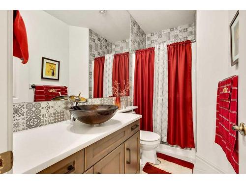 58 Lucas Cove Nw, Calgary, AB - Indoor Photo Showing Bathroom