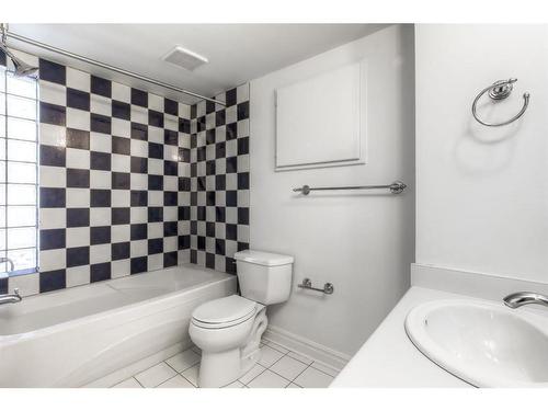 2204 2 Avenue Nw, Calgary, AB - Indoor Photo Showing Bathroom