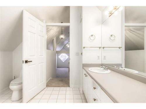 2204 2 Avenue Nw, Calgary, AB - Indoor Photo Showing Bathroom