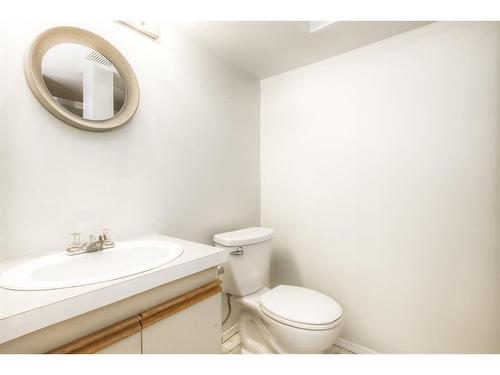 2204 2 Avenue Nw, Calgary, AB - Indoor Photo Showing Bathroom