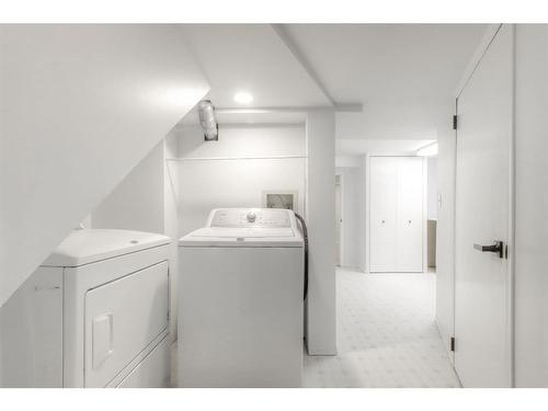 2204 2 Avenue Nw, Calgary, AB - Indoor Photo Showing Laundry Room