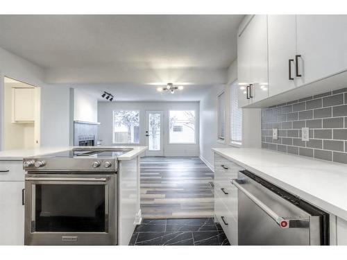 2204 2 Avenue Nw, Calgary, AB - Indoor Photo Showing Kitchen With Upgraded Kitchen