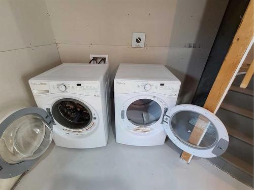 31 Mahogany Drive Se, Calgary, AB - Indoor Photo Showing Laundry Room