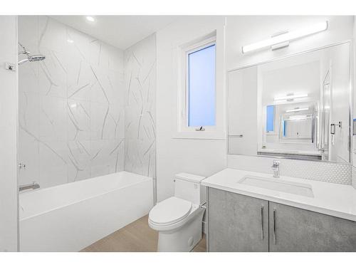 3-426 13 Avenue Ne, Calgary, AB - Indoor Photo Showing Bathroom