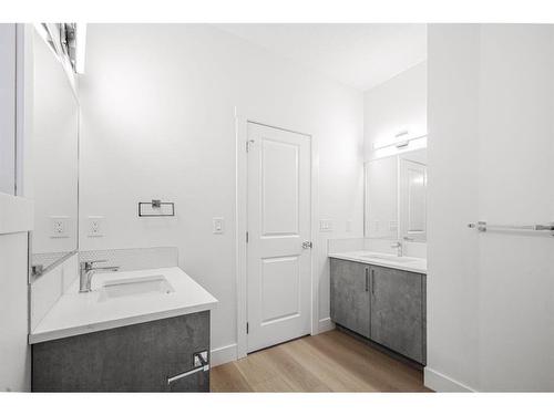 3-426 13 Avenue Ne, Calgary, AB - Indoor Photo Showing Bathroom