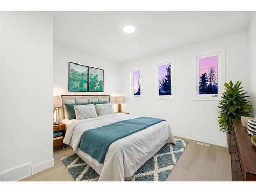 3-426 13 Avenue Ne, Calgary, AB - Indoor Photo Showing Bedroom