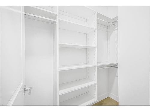 3-426 13 Avenue Ne, Calgary, AB - Indoor With Storage