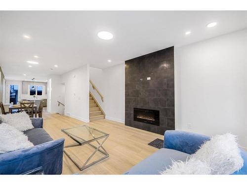 3-426 13 Avenue Ne, Calgary, AB - Indoor Photo Showing Living Room With Fireplace